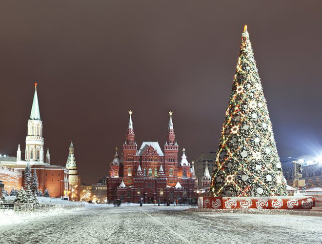 Cây thông trái mùa ở Nga: Theo lịch chính thống, người Nga ăn mừng Giáng sinh vào ngày 7-1, vì vậy đây còn được gọi là cây thông trái mùa. Vị trí đặc biệt trước quảng trường Đỏ, cùng khung cảnh tuyệt đẹp mùa tuyết trắng xứ bạch Dương mang đến một không gian Giáng sinh khó quên Cây thông trái mùa ở Nga: Theo lịch chính thống, người Nga ăn mừng Giáng sinh vào ngày 7-1, vì vậy đây còn được gọi là cây thông trái mùa. Vị trí đặc biệt trước quảng trường Đỏ, cùng khung cảnh tuyệt đẹp mùa tuyết trắng xứ bạch Dương mang đến một không gian Giáng sinh khó quên