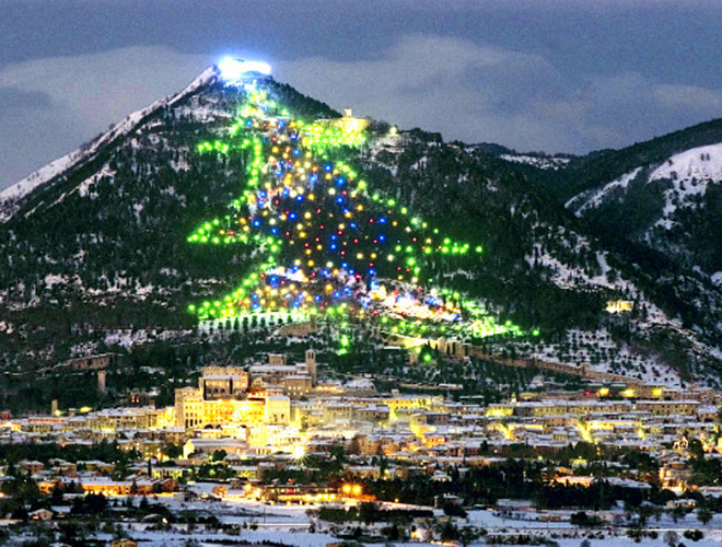 Cây thông trên đồi lớn nhất thế giới ở Mount Ingino: The Mount Ingino Christmas Tree là một mô hình chiếu sáng trong hình dạng của cây thông Giáng sinh được đặt trên sườn đồi Monte Ingino, Gubbio, Ý. Năm 1991, Sách kỷ lục Guinness đã đưa cây thông này vào danh sách “Cây Giáng sinh lớn nhất thế giới”. Nó cao 650m, rộng 350m nổi bật trên sườn núi và có tầm nhìn xa từ 30-50km với hơn 3.000 đèn nhiều màu và 8,5 km đường dây điện Cây thông trên đồi lớn nhất thế giới ở Mount Ingino: The Mount Ingino Christmas Tree là một mô hình chiếu sáng trong hình dạng của cây thông Giáng sinh được đặt trên sườn đồi Monte Ingino, Gubbio, Ý. Năm 1991, Sách kỷ lục Guinness đã đưa cây thông này vào danh sách “Cây Giáng sinh lớn nhất thế giới”. Nó cao 650m, rộng 350m nổi bật trên sườn núi và có tầm nhìn xa từ 30-50km với hơn 3.000 đèn nhiều màu và 8,5 km đường dây điện