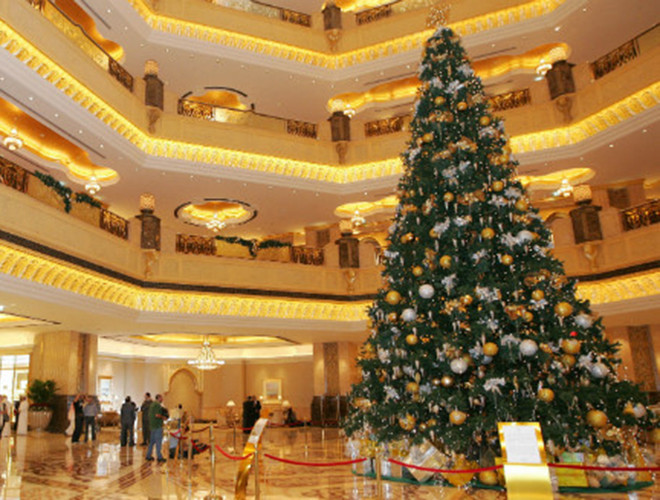 Cây thông đắt nhất thế giới tại Abu Dhabi: Có mặt từ năm 2010 nhưng đến nay cây thông cao 13 mét, với trị giá lên đến 11,5 triệu đô la Mỹ đặt tại sảnh khách sạn Emirates Palace ở Abu Dhabi, thủ đô Ả Rập thống nhất vẫn chưa hề có đối thủ cho danh hiệu cây thông đắt nhất thế giới. Những lá vàng, quả bạc, kim cương, ngọc bích, ngọc lục bảo, ngọc trai… thậm chí là kim cương đều được treo trên đó Cây thông đắt nhất thế giới tại Abu Dhabi: Có mặt từ năm 2010 nhưng đến nay cây thông cao 13 mét, với trị giá lên đến 11,5 triệu đô la Mỹ đặt tại sảnh khách sạn Emirates Palace ở Abu Dhabi, thủ đô Ả Rập thống nhất vẫn chưa hề có đối thủ cho danh hiệu cây thông đắt nhất thế giới. Những lá vàng, quả bạc, kim cương, ngọc bích, ngọc lục bảo, ngọc trai… thậm chí là kim cương đều được treo trên đó