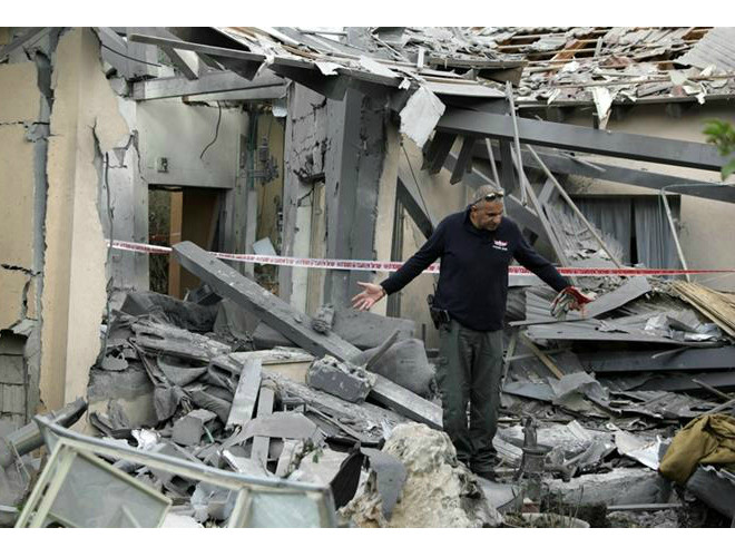 Cảnh sát kiểm tra ngôi nhà bị thiệt hại sau cuộc tấn công phía bắc Tel Aviv Cảnh sát kiểm tra ngôi nhà bị thiệt hại sau cuộc tấn công phía bắc Tel Aviv