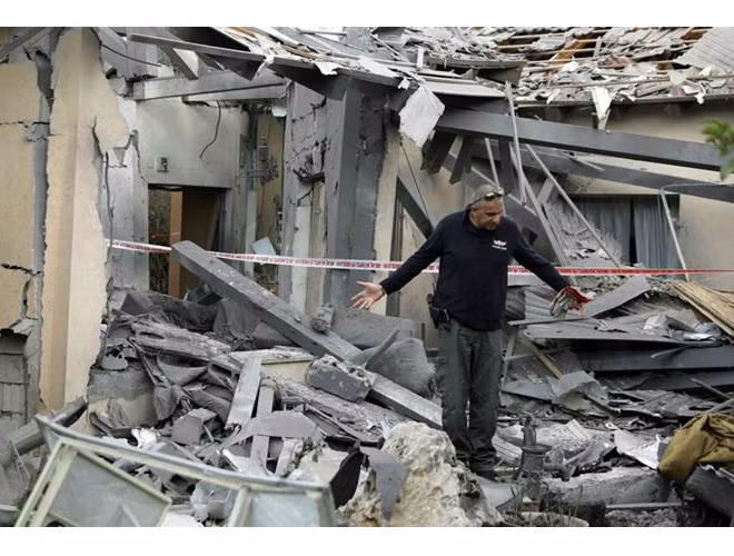 Cảnh sát kiểm tra ngôi nhà bị thiệt hại sau cuộc tấn công phía bắc Tel Aviv