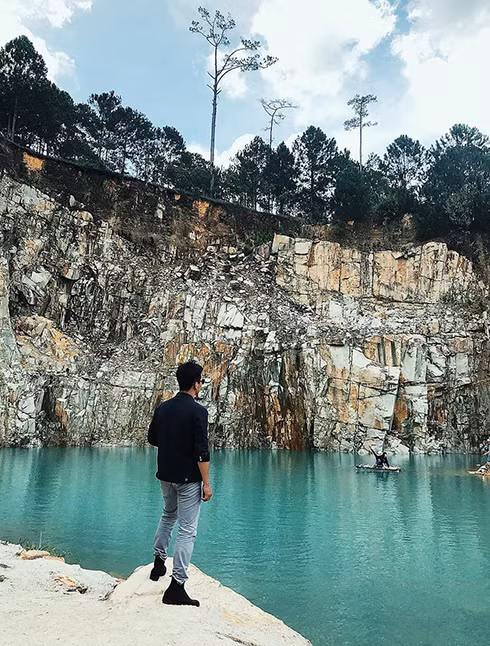 Đáng buồn là do lượng khách đông đúc nên tình trạng rác thải xung quanh khu vực này đang ngày càng tệ hơn. Những mẩu rác ngổn ngang, vướng trong những mỏm đá là hình ảnh rất xấu về ý thức du lịch của giới trẻ