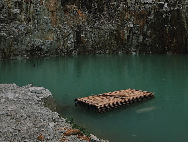 Chiếc bè duy nhất ở hồ nước là nơi nhiều người chờ đợi để được lên chụp ảnh. Bè có sẵn dây nối dài để một người trên bờ giữ lại, tránh trôi xa