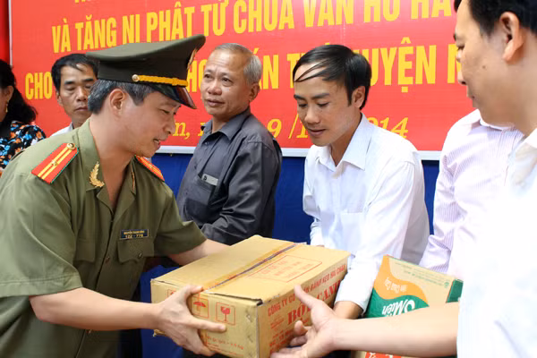 Báo ANTĐ cùng các nhà hảo tâm mang hơi ấm đến vùng cao Sơn La ảnh 8