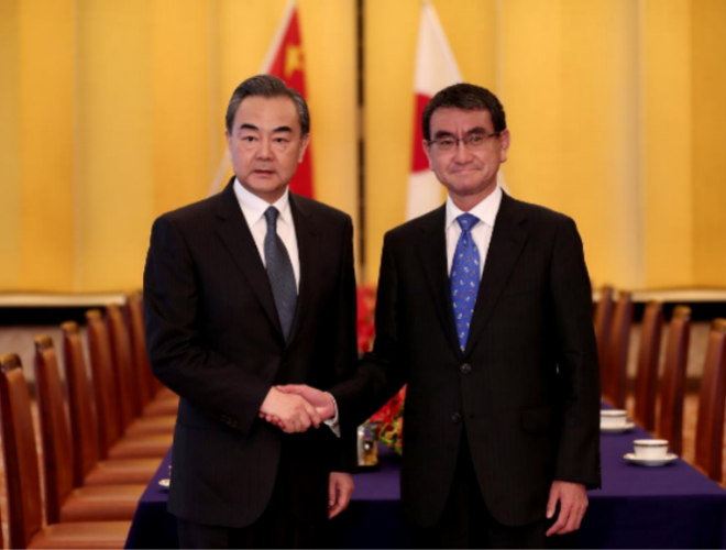 Bộ trưởng Ngoại giao Nhật Bản Taro Kono (phải) và người đồng cấp Trung Quốc Wang Yi (trái) bắt tay trước thềm cuộc hội đàm