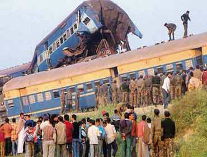 Vào lúc 3h15 ngày 26-11-1998 ở Punjab, Ấn Độ, tàu Jammu Tawi-Sealdah đã đâm vào 6 toa tàu bị trật bánh của tàu Frontier Mail, khiến ít nhất 212 người thiệt mạng Vào lúc 3h15 ngày 26-11-1998 ở Punjab, Ấn Độ, tàu Jammu Tawi-Sealdah đã đâm vào 6 toa tàu bị trật bánh của tàu Frontier Mail, khiến ít nhất 212 người thiệt mạng