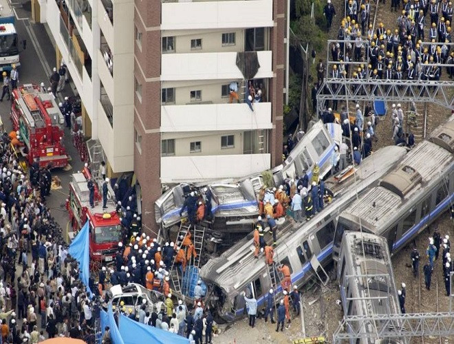 Ngày 25-4-2005, một đoàn tàu gồm 7 toa ở Tokyo, Nhật Bản bị trật bánh và đâm vào tòa nhà chung cư, làm 106 người thiệt mạng và 562 người bị thương. Báo cáo tại hiện trường cho thấy khi rẽ vào khúc cua, lái tàu đã điều khiển vượt quá tốc độ cho phép 100 km/h Ngày 25-4-2005, một đoàn tàu gồm 7 toa ở Tokyo, Nhật Bản bị trật bánh và đâm vào tòa nhà chung cư, làm 106 người thiệt mạng và 562 người bị thương. Báo cáo tại hiện trường cho thấy khi rẽ vào khúc cua, lái tàu đã điều khiển vượt quá tốc độ cho phép 100 km/h