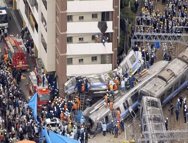 Ngày 25-4-2005, một đoàn tàu gồm 7 toa ở Tokyo, Nhật Bản bị trật bánh và đâm vào tòa nhà chung cư, làm 106 người thiệt mạng và 562 người bị thương. Báo cáo tại hiện trường cho thấy khi rẽ vào khúc cua, lái tàu đã điều khiển vượt quá tốc độ cho phép 100 km/h