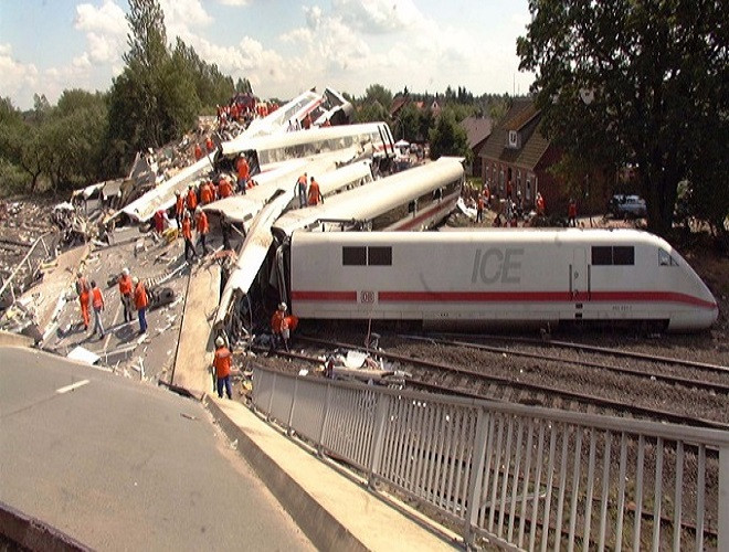 Tai nạn đường sắt Eschede xảy ra ngày 3-6-1998, gần làng Eschede, thuộc quận Celle, bang Niedersachsen, Đức. Tàu cao tốc bị trật bánh và đâm vào một cây cầu bắc qua sông, khiến 101 người chết và khoảng 100 người bị thương Tai nạn đường sắt Eschede xảy ra ngày 3-6-1998, gần làng Eschede, thuộc quận Celle, bang Niedersachsen, Đức. Tàu cao tốc bị trật bánh và đâm vào một cây cầu bắc qua sông, khiến 101 người chết và khoảng 100 người bị thương