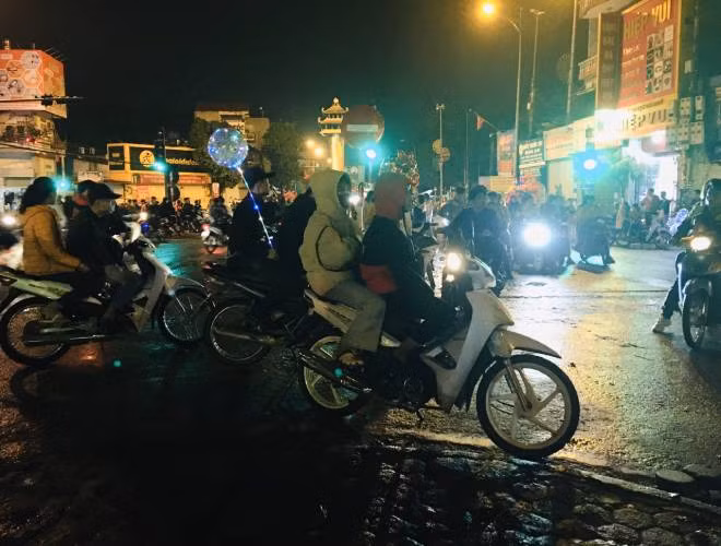 Người dân từ khắp các huyện lân cận không ngại mưa gió, đứng dưới trời lạnh để chờ thời khắc giao thừa đến