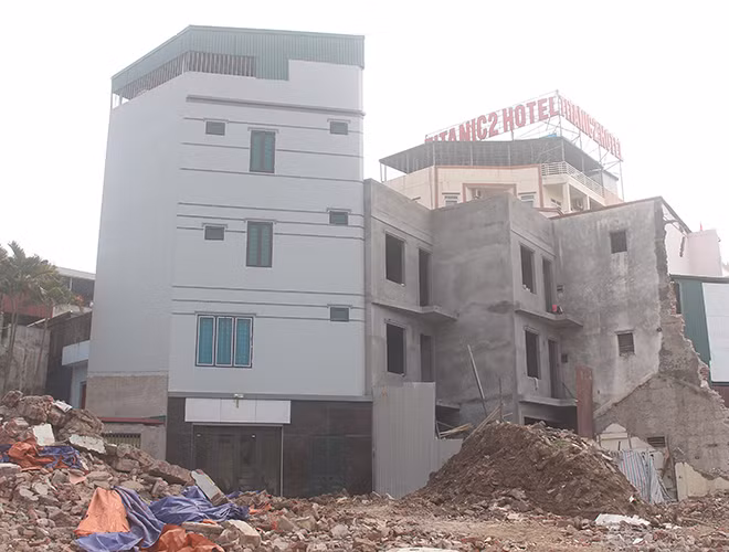 Nhiều căn nhà đang trong quá trình hoàn thiện, tương lai gần sẽ xuất hiện ngày càng nhiều căn nhà có hình thù "kì dị" trên đường Phạm văn Đồng.