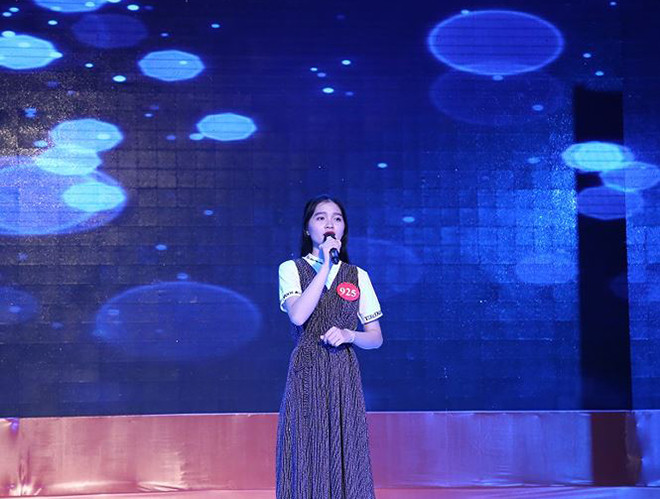 SBD 925 Hồ Thị Như Ý – Ngành Dược - Đại học Nam Cần Thơ thể hiện tiết mục hát “Vùng Lá Me Bay”. Ước mơ trở thành dược sĩ để chăm sóc sức khỏe cho mọi người. Châm ngôn sống “Hãy sống với điều hiện tại”