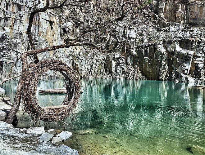 Xung quanh hồ nước là những vách đá nhiều màu sắc cao sừng sững. Màu nước đặc biệt ở đây chính là điều khiến cho mọi người có cảm giác như đang lạc trong một “tuyệt tình cốc” đẹp mê hồn.