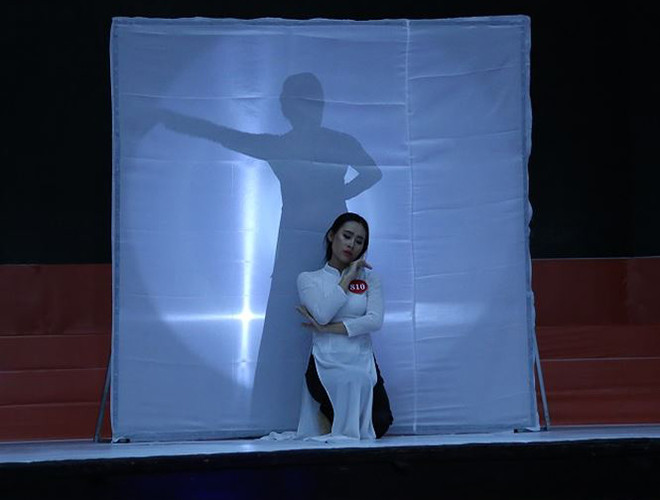 SBD 810 Nguyễn Thị Quỳnh Trang – Đại học Văn Hiến với tiết mục múa về mẹ được chuẩn bị công phu, động tác nhuần nhuyễn, bạn đã thể hiện rất thành công tiết mục của mình.