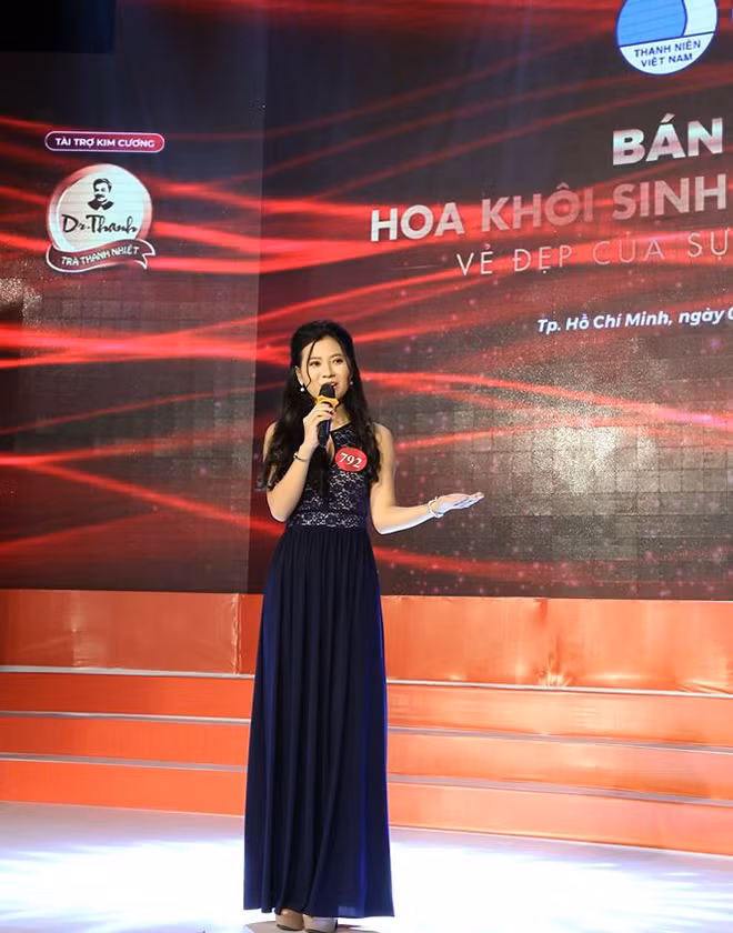 SBD 792 Ngô Thị Hồng Nhi – Học viện Hàng không Việt Nam với tiết mục hát với tiếng Anh, thể hiện tài năng của bạn SBD 792 Ngô Thị Hồng Nhi – Học viện Hàng không Việt Nam với tiết mục hát với tiếng Anh, thể hiện tài năng của bạn