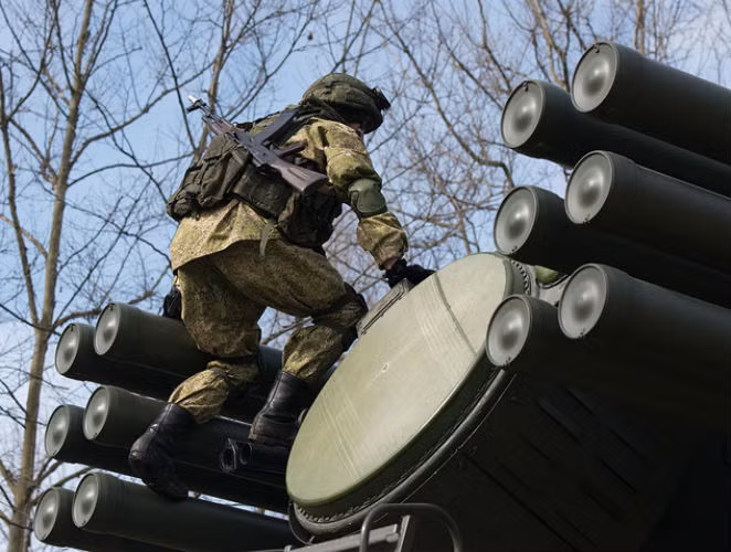 Binh sĩ Nga tác chiến vớiPantsir-S1 trên hệ thống bánh xích