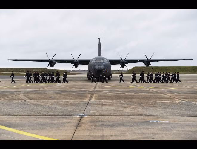 Chiếc C-130J Super Hercules "cập bến"căn cứ không quân Orleans và được chào đón với nghi thức trang trọng nhất Chiếc C-130J Super Hercules "cập bến"căn cứ không quân Orleans và được chào đón với nghi thức trang trọng nhất