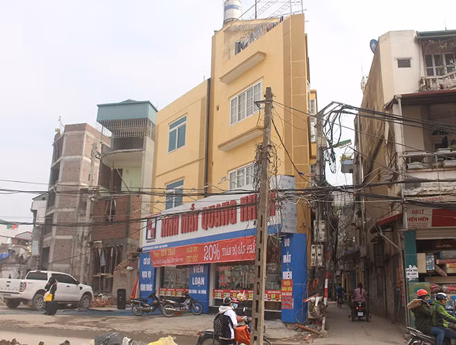 Ngay tại ngã tư Phạm Văn Đồng - Trần Cung "mọc" lên một ngôi nhà có hình tam giác.