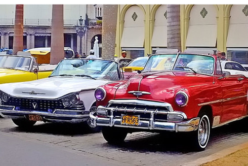 Cạnh những công trình mang lối kiến trúc đặc sắc, những chiếc xe hơi cổ kiểu Mỹ rong ruổi trên khắp phố phường ở Havana được coi là điểm nhấn thú vị trong hành trình du lịch khám phá Cuba Cạnh những công trình mang lối kiến trúc đặc sắc, những chiếc xe hơi cổ kiểu Mỹ rong ruổi trên khắp phố phường ở Havana được coi là điểm nhấn thú vị trong hành trình du lịch khám phá Cuba