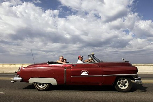 Du khách phương Tây thích thú cưỡi trên chiếc xe Cadillac 1952 chạy dọc theo đại lộ El Malecon. Du khách phương Tây thích thú cưỡi trên chiếc xe Cadillac 1952 chạy dọc theo đại lộ El Malecon.