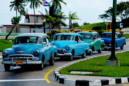 Xe trên đường phố Cuba phổ biến là những chiếc Cadillac Coupe de Ville 1956, Ford Crestline, Plymouth Belvedere, Chevy 150, Mercedes-Benz 300SL, Ford Crown Victoria, hay thậm chí cả Volga của Nga Xe trên đường phố Cuba phổ biến là những chiếc Cadillac Coupe de Ville 1956, Ford Crestline, Plymouth Belvedere, Chevy 150, Mercedes-Benz 300SL, Ford Crown Victoria, hay thậm chí cả Volga của Nga