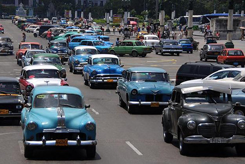 Theo báo Dân trí, không chỉ nổi tiếng với xì gà và những vũ điệu sôi động, thủ đô Havana ở Cuba còn được ví như bộ sưu tập khổng lồ với rất nhiều cỗ xe hơi cổ đủ loại. Thậm chí, có những chiếc với tuổi đời lên tới cả trăm năm Theo báo Dân trí, không chỉ nổi tiếng với xì gà và những vũ điệu sôi động, thủ đô Havana ở Cuba còn được ví như bộ sưu tập khổng lồ với rất nhiều cỗ xe hơi cổ đủ loại. Thậm chí, có những chiếc với tuổi đời lên tới cả trăm năm
