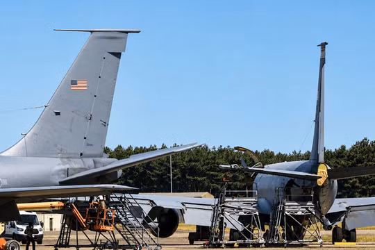 Máy bay tiếp dầu KC-135 Mỹ va chạm trên không, rách cánh đuôi 