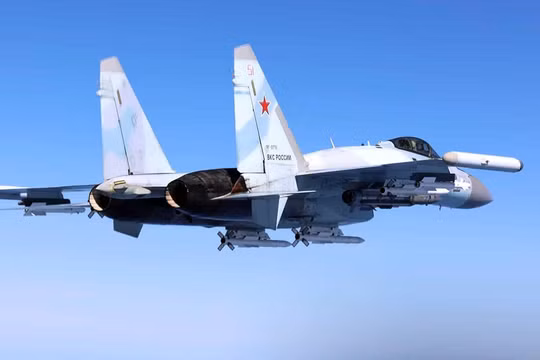 Tiêm kích chiếm ưu thế trên không Su-35S Nga áp sát trinh sát cơ Anh, căng thẳng gia tăng tại biển Đen
