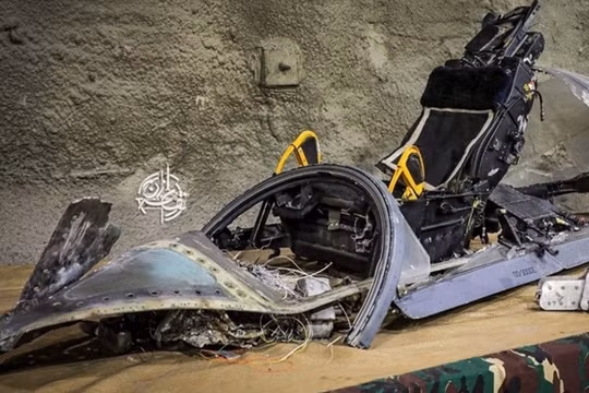 Iran trưng bày ‘xác’ tiêm kích F-15E Mỹ bị bắn hạ