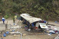 Xe chở đoàn thiện nguyện bị lật làm 9 người chết do mất phanh khi liên tục gặp đèo dốc