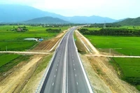 Sớm khắc phục hư hỏng mặt đường cao tốc Vân Phong- Nha Trang