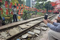 Hà Nội đề nghị dừng chạy tàu đường sắt xuyên tâm qua khu vực phố cà phê