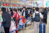 Sân bay cửa ngõ Thủ đô vẫn tấp nập khách ra vào dù đã hết Tết