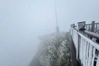 Đỉnh Fansipan xuống âm 3 độ C, băng giá phủ kín "nóc nhà Đông Dương"