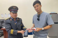 Nam hành khách ngoại quốc vội vã bỏ quên túi xách nhiều tiền mặt trên tàu