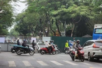 Rào chắn nhiều đoạn trên các tuyến phố khu vực trung tâm để thi công dự án chống ngập