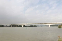 Hạn chế giao thông thủy trên sông Kinh Thầy để thi công cầu đường sắt tốc độ cao 