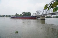 Tàu hàng va chạm cầu Ghềnh gây xô lệch ray, đường sắt hủy nhiều chuyến tàu