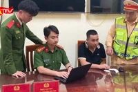 Cảnh sát rút súng khống chế tài xế xe tải "thông chốt" kiểm tra nồng độ cồn 