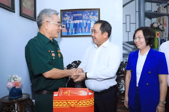 Hà Nội tặng hơn 2.100 suất quà tới đối tượng chính sách dịp Quốc khánh, mức cao nhất 10 triệu/ suất