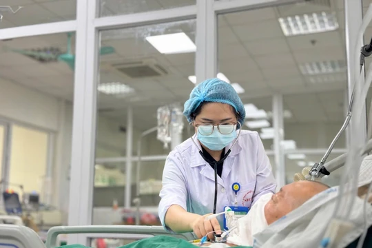 Từ Thái Lan trở về mang theo “vi khuẩn tử thần”, người đàn ông thoát chết kỳ diệu