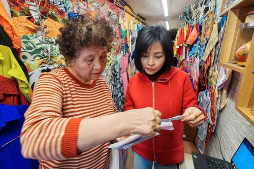 Hà Nội: Cán bộ đi từng ngõ, gõ từng nhà trao thẻ cử tri cho người dân