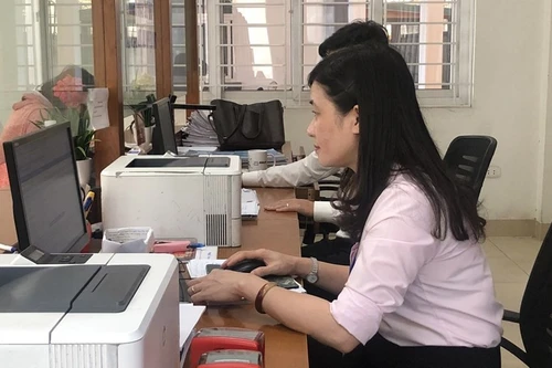 Bí thư chi bộ có được tiếp nhận vào công chức không?