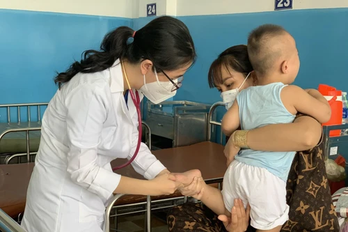 Số ca mắc tay chân miệng tăng vọt, Bộ Y tế chỉ đạo khẩn