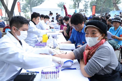 Khám bệnh miễn phí cho hơn 1.000 người cao tuổi tại Hà Nội