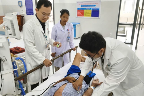 Đột quỵ ở Côn Đảo, du khách được vận chuyển bằng trực thăng cấp cứu 