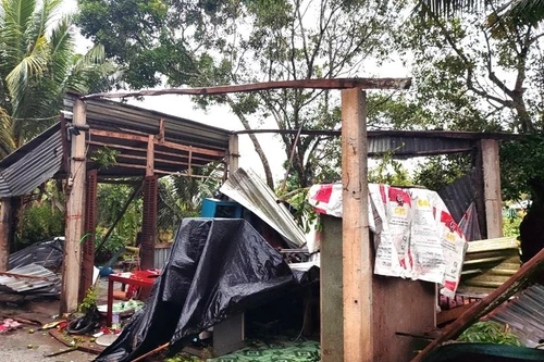 Mưa lớn kèm dông lốc khiến khiến hàng trăm căn nhà bị tốc mái, hư hỏng