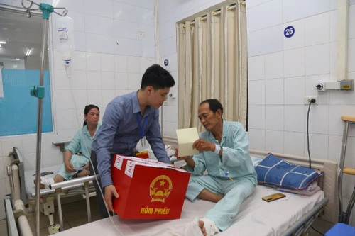 Thùng phiếu đến tận giường bệnh, những lá phiếu đặc biệt trong ngày hội bầu cử