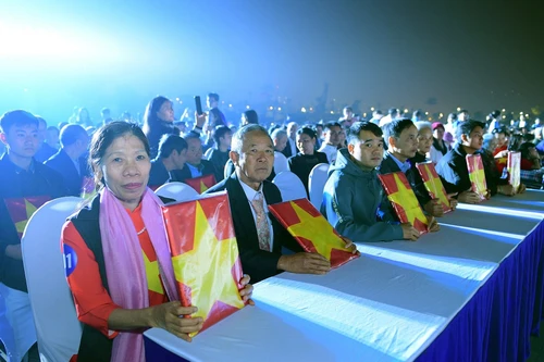 Hà Nội: Thân nhân liệt sĩ xúc động nhận di ảnh phục dựng