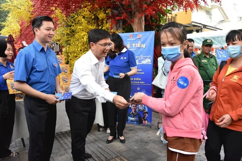 Tặng 4.230 vé xe ô tô tới sinh viên, người lao động